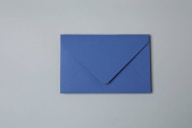 Sevgililer Günün kutlu olsun. Tebrik kartı ve gri arka planda dekoratif kalp ile zarf, üst görünüm