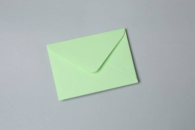 Sevgililer Günün kutlu olsun. Tebrik kartı ve gri arka planda dekoratif kalp ile zarf, üst görünüm