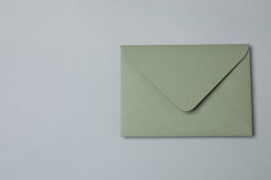 Sevgililer Günün kutlu olsun. Tebrik kartı ve gri arka planda dekoratif kalp ile zarf, üst görünüm