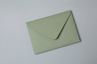 Sevgililer Günün kutlu olsun. Tebrik kartı ve gri arka planda dekoratif kalp ile zarf, üst görünüm