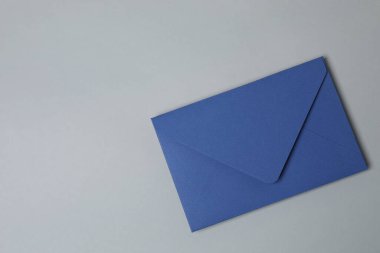 Sevgililer Günün kutlu olsun. Tebrik kartı ve gri arka planda dekoratif kalp ile zarf, üst görünüm