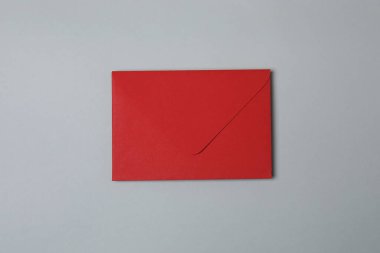 Sevgililer Günün kutlu olsun. Tebrik kartı ve gri arka planda dekoratif kalp ile zarf, üst görünüm