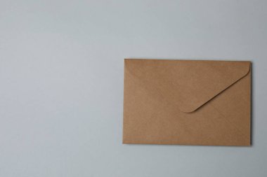 Sevgililer Günün kutlu olsun. Tebrik kartı ve gri arka planda dekoratif kalp ile zarf, üst görünüm