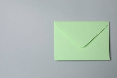 Sevgililer Günün kutlu olsun. Tebrik kartı ve gri arka planda dekoratif kalp ile zarf, üst görünüm