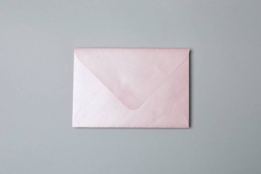 Sevgililer Günün kutlu olsun. Tebrik kartı ve gri arka planda dekoratif kalp ile zarf, üst görünüm