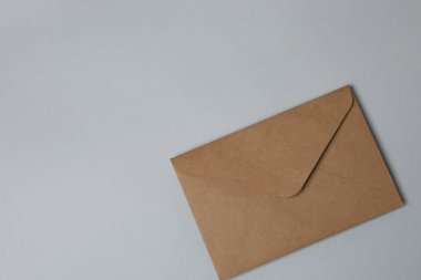 Sevgililer Günün kutlu olsun. Tebrik kartı ve gri arka planda dekoratif kalp ile zarf, üst görünüm