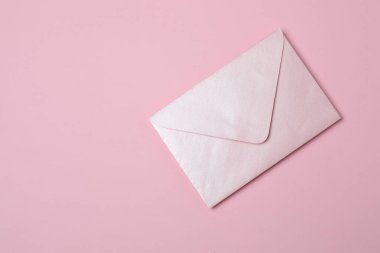 Sevgililer Günün kutlu olsun. Tebrik kartı ve pembe arka planda dekoratif kalp ile zarf, üst görünüm