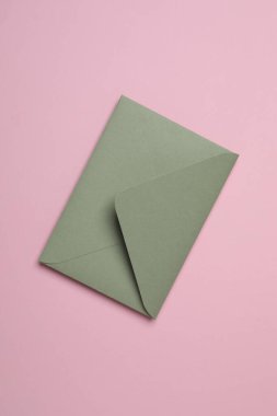 Sevgililer Günün kutlu olsun. Tebrik kartı ve pembe arka planda dekoratif kalp ile zarf, üst görünüm