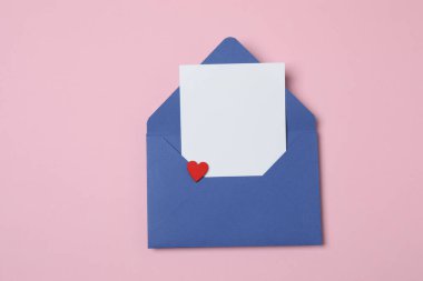 Sevgililer Günün kutlu olsun. Tebrik kartı ve pembe arka planda dekoratif kalp ile zarf, üst görünüm