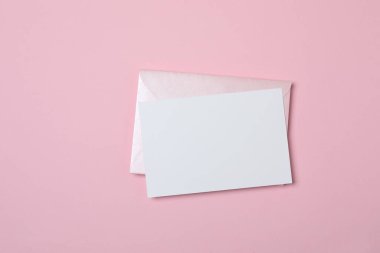 Sevgililer Günün kutlu olsun. Tebrik kartı ve pembe arka planda dekoratif kalp ile zarf, üst görünüm