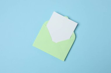 Sevgililer Günün kutlu olsun. Tebrik kartı ve mavi arka planda dekoratif kalp ile zarf, üst görünüm