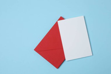 Sevgililer Günün kutlu olsun. Tebrik kartı ve mavi arka planda dekoratif kalp ile zarf, üst görünüm