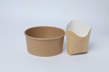 Bambu ahşap ve kraft kağıdından yapılmış çevre dostu tek kullanımlık sofra takımı. Bardaklar, çatal bıçak takımı ve yiyecek kapları sürdürülebilir teslimat için ve yiyecek almak için. Sıfır atık