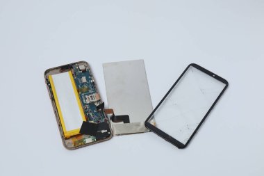 Modern bir akıllı telefonun kırılan dokunmatik ekranı, bir tamirhanedeki telefon ekranının onarımı ve yenisi.