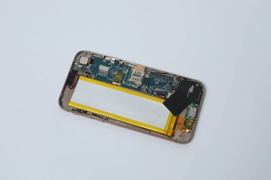 Modern bir akıllı telefonun kırılan dokunmatik ekranı, bir tamirhanedeki telefon ekranının onarımı ve yenisi.