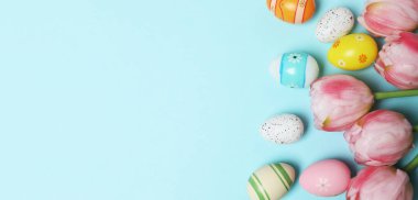 Paskalya tatili konsepti. Sepette yumurta ve masada tavşan var.