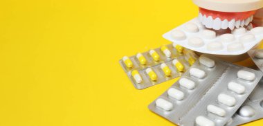 Arka planda diş aletleri ile düz yatıyordu