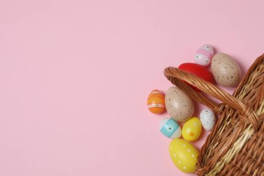 Paskalya tatili konsepti. Sepette yumurta ve masada tavşan var.