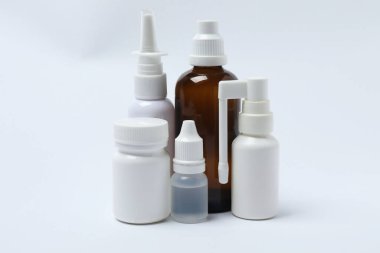 Arka planda sprey olan beyaz plastik şişe..