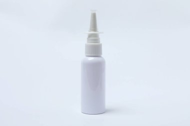 Arka planda sprey olan beyaz plastik şişe..