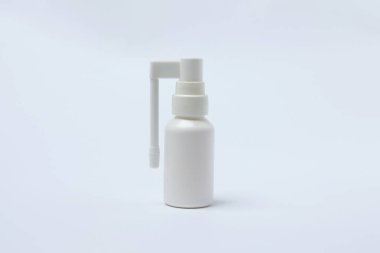 Arka planda sprey olan beyaz plastik şişe..