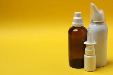 Arka planda sprey olan beyaz plastik şişe..