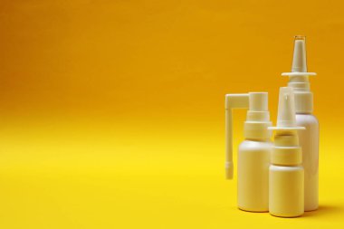 Arka planda sprey olan beyaz plastik şişe..