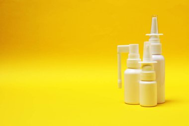 Arka planda sprey olan beyaz plastik şişe..