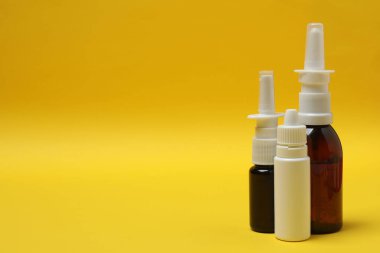 Arka planda sprey olan beyaz plastik şişe..