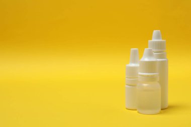 Arka planda sprey olan beyaz plastik şişe..