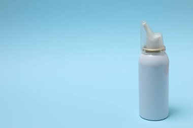 Arka planda sprey olan beyaz plastik şişe..