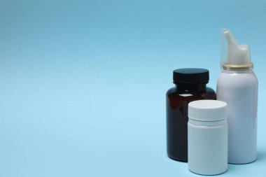 Mavi arka planda haplar olan ilaç şişesi..