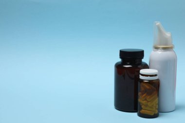 Mavi arka planda haplar olan ilaç şişesi..