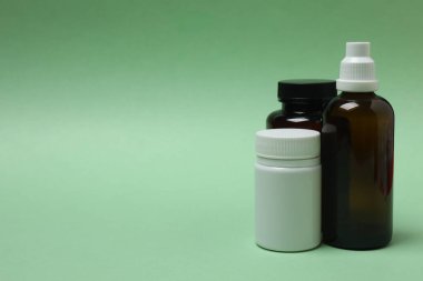 Arka planda sprey olan beyaz plastik şişe..