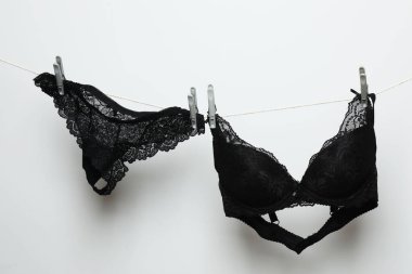 Beyaz arka planda izole edilmiş bir kabloda çamaşır yıkama