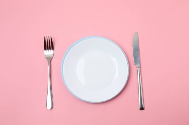 Beyaz bir tabakta şerit ölçüyorum. Diyet, Sağlık, Kilo