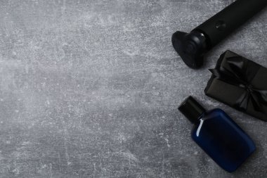 Erkeklerin aksesuar defteri, kalem, saat, cüzdan masanın üstünde.