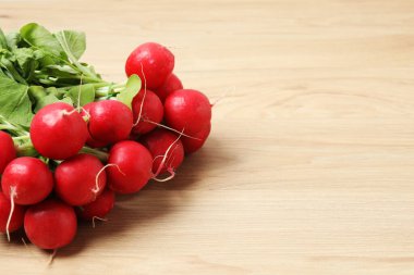 Olgun bahar sebzeleri, turp, lahana, domates, salatalık, masada.