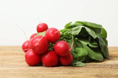 Olgun bahar sebzeleri, turp, lahana, domates, salatalık, masada.