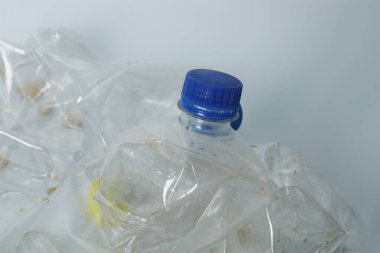 Sıralanmamış atık dolu çanta, üst görünüm