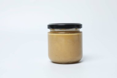 Beyaz arkaplanda izole edilmiş mayonez soslu kavanoz.