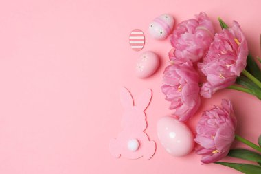 Lale buketi ve Paskalya yumurtası, renkli arka planda tavşan, mesaj için yer