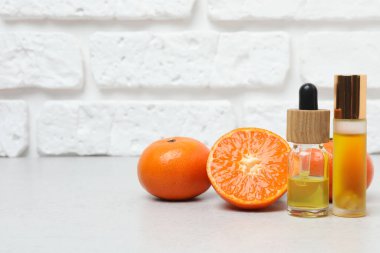 Masada Mandarin yağı var. Bir şişe turunçgil yağı, mandalinalı mandalina yağı. Spa tedavileri için kozmetik yağı. Doğal kozmetikler. Metin için yer.