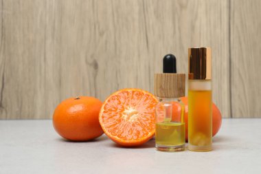 Masada Mandarin yağı var. Bir şişe turunçgil yağı, mandalinalı mandalina yağı. Spa tedavileri için kozmetik yağı. Doğal kozmetikler. Metin için yer.