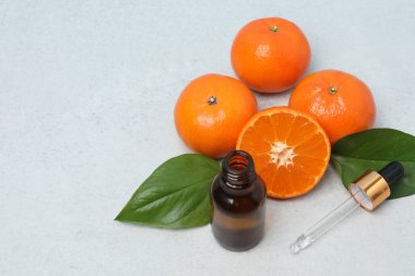 Masada Mandarin yağı var. Bir şişe turunçgil yağı, mandalinalı mandalina yağı. Spa tedavileri için kozmetik yağı. Doğal kozmetikler. Metin için yer.