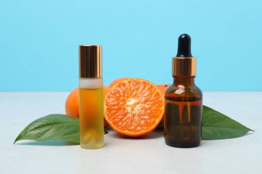 Masada Mandarin yağı var. Bir şişe turunçgil yağı, mandalinalı mandalina yağı. Spa tedavileri için kozmetik yağı. Doğal kozmetikler. Metin için yer.