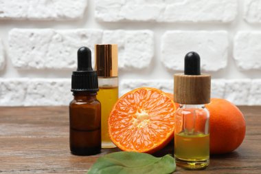 Masada Mandarin yağı var. Bir şişe turunçgil yağı, mandalinalı mandalina yağı. Spa tedavileri için kozmetik yağı. Doğal kozmetikler. Metin için yer.