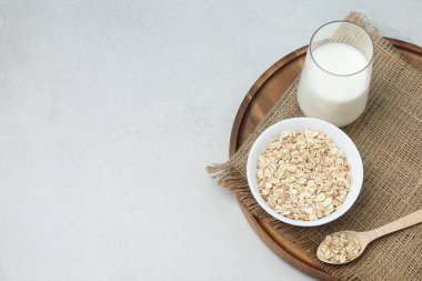 Organik yulaf ezmesi, yulaf sütü, vegan ürün konsepti. ahşap arkaplanda