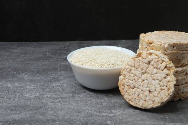 Koyu gri arka planda yuvarlak pirinç kekleri.