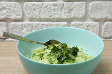 Tahta masada bir kase salata.